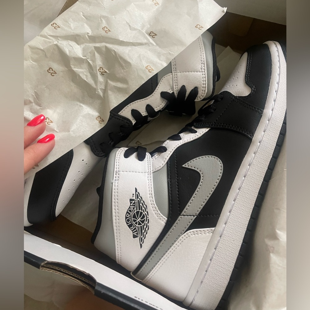 AIR JORDAN 1 MID SIZE 8.5
BLACK/WHITE-LT SMOKE GREY NOIR/GRIS FUME CLAIR/BLANC